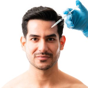 Aplicación de Botox para suavizar arrugas y rejuvenecer el rostro en Clínica Miramar