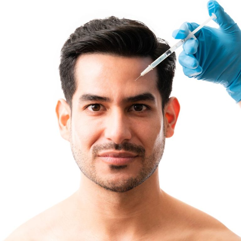 Aplicación de Botox para suavizar arrugas y rejuvenecer el rostro en Clínica Miramar